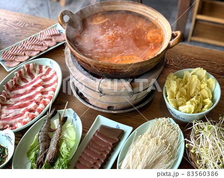中国の広東式火鍋（打辺炉） 83560386
