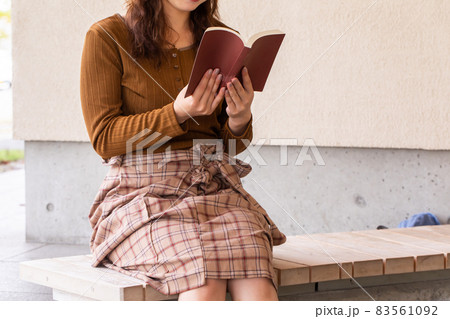 読書をする女性　本を読む人 83561092