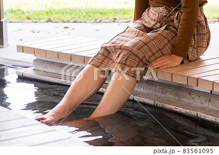 足湯につかる女性の足元 足湯につかる女性の足元 83561095