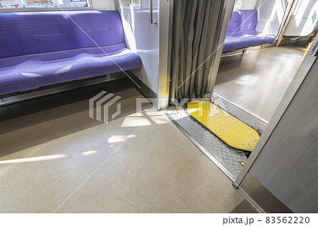 京王線　優先席　ブルー　車内　座席　ドア　電車内 83562220