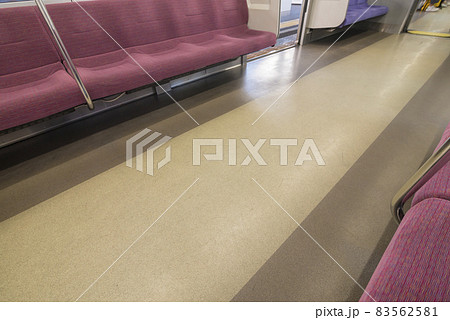 京王線　新宿行き　府中駅　府中駅ホーム　車内　座席　ドア 83562581