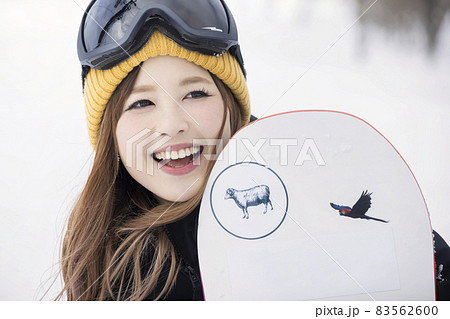 スノボを抱える若い女性 スノーボードイメージ  スノボを抱える若い女性 スノーボードイメージ  83562600