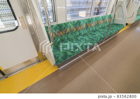 京王線　新宿行き　府中駅　府中駅ホーム　車内　座席　ドア 83562800