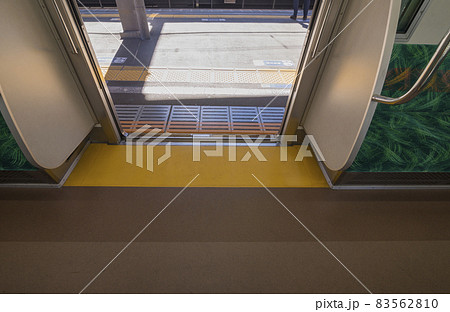 京王線　新宿行き　府中駅　府中駅ホーム　車内　座席　ドア 83562810