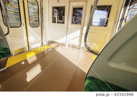 京王線　新宿行き　府中駅　府中駅ホーム　車内　ドア　扉　 83562996