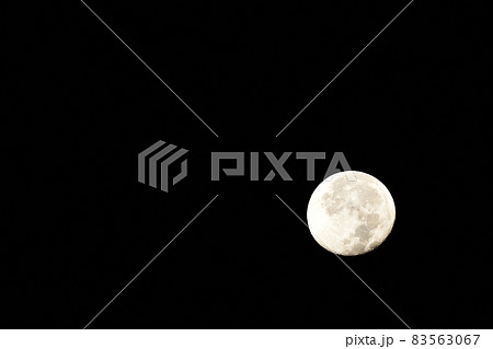 北杜市白州町、月齢16.7（居待月）十月の月（位置：右下） 83563067