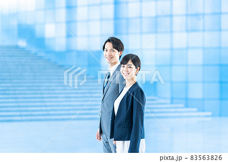 通路に並ぶビジネスパーソン（男女） 83563826