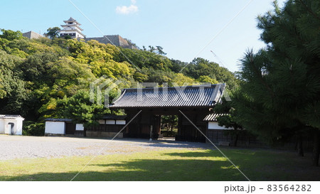 丸亀城本丸天守閣と御殿表門 丸亀城本丸天守閣と御殿表門 83564282