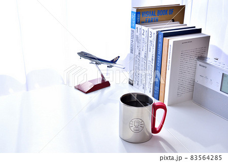 珈琲のある風景　コーヒーブレイク　珈琲　書斎イメージ　コーヒーカップ 83564285