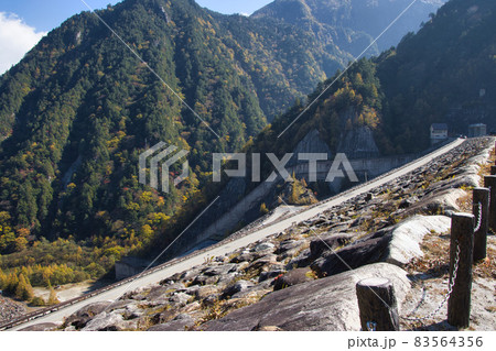 高瀬渓谷　迫力の高瀬ダムの美しい紅葉　長野県大町市　 83564356