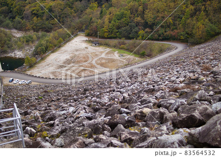 高瀬渓谷 七倉ダムと美しい紅葉 長野県大町市 高瀬渓谷 七倉ダムと美しい紅葉 長野県大町市 83564532
