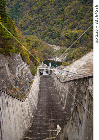 紅葉に包まれた七倉ダムの迫力ある放水路 長野県大町市 紅葉に包まれた七倉ダムの迫力ある放水路 長野県大町市 83564536