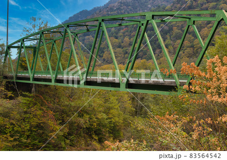 紅葉に包まれた扇沢　長野県大町市 83564542