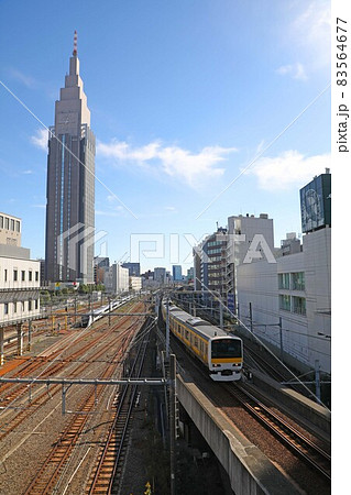 新宿駅に到着する中央緩行線 83564677