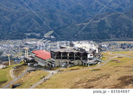 アルペンクワッドリフトからのうさぎ平テラスと白馬村の眺め 八方尾根自然研究路 長野県白馬村 アルペンクワッドリフトからのうさぎ平テラスと白馬村の眺め 八方尾根自然研究路 長野県白馬村 83564697
