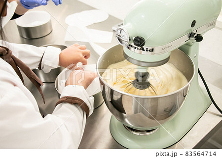 お菓子作りスタンドミキサーで生地を泡立てる工程の素材画像 83564714