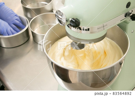 お菓子作りスタンドミキサーで生地を泡立てる工程の素材画像 83564892
