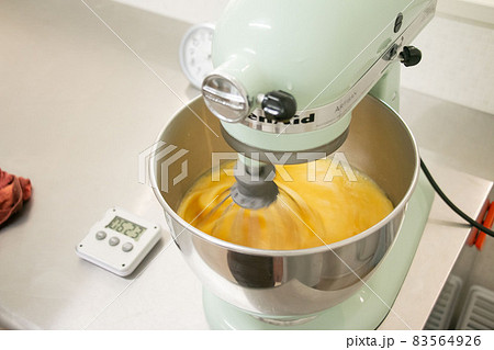 お菓子作りスタンドミキサーで生地を泡立てる工程の素材画像 83564926
