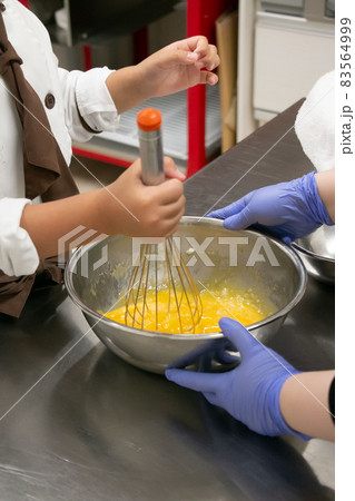 泡だて器でかくはんしている工程の素材写真 泡だて器でかくはんしている工程の素材写真 83564999