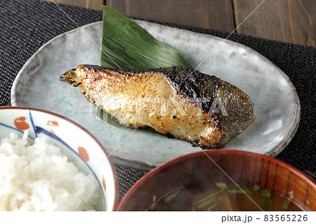 脂が乗って美味しそうな焼き目のついた銀鱈の西京焼きと三つ葉入りの熱々味噌汁とほかほかご飯、朝食、定食 脂が乗って美味しそうな焼き目のついた銀鱈の西京焼きと三つ葉入りの熱々味噌汁とほかほかご飯、朝食、定食 83565226