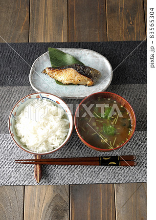 脂が乗って美味しそうな焼き目のついた銀鱈の西京焼きと三つ葉入りの熱々味噌汁、朝食、定食、俯瞰撮影 脂が乗って美味しそうな焼き目のついた銀鱈の西京焼きと三つ葉入りの熱々味噌汁、朝食、定食、俯瞰撮影 83565304
