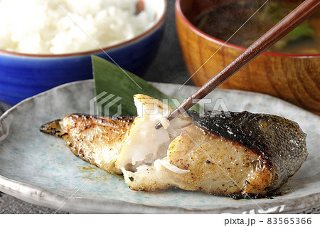 脂が乗って美味しそうな焼き目のついた銀鱈の西京焼きとほかほかご飯と熱々の味噌汁の朝食セットを食べる 脂が乗って美味しそうな焼き目のついた銀鱈の西京焼きとほかほかご飯と熱々の味噌汁の朝食セットを食べる 83565366