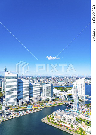 【神奈川県】爽やかな青空と横浜の街並み 83565418