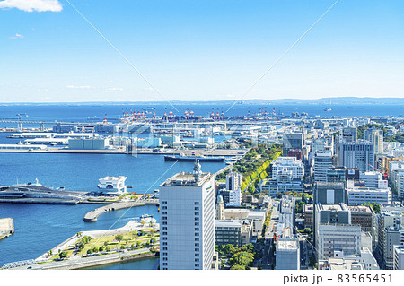 【神奈川県】爽やかな青空と横浜の街並み 83565451