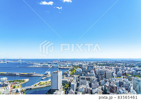 【神奈川県】爽やかな青空と横浜の街並み 83565461