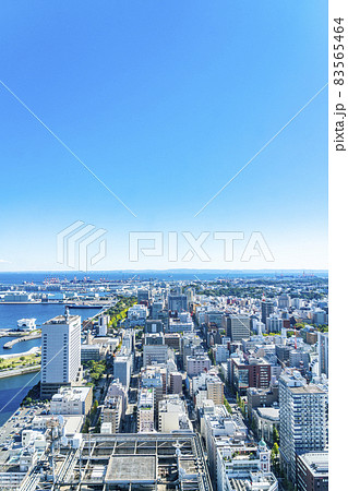 【神奈川県】爽やかな青空と横浜の街並み 83565464