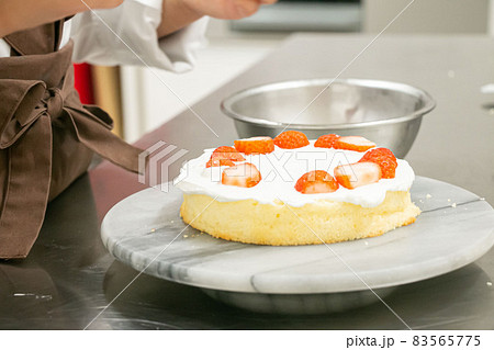 子供がケーキ作りをするイメージ画像 子供がケーキ作りをするイメージ画像 83565775