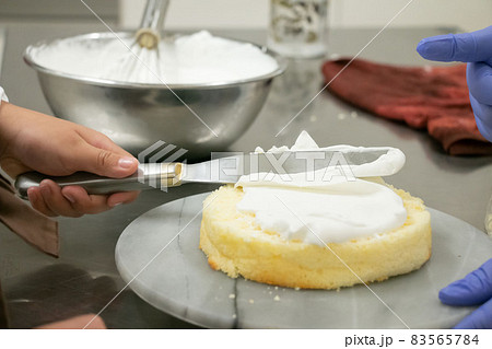ショートケーキ作りをするイメージ画像生クリームを塗る工程 ショートケーキ作りをするイメージ画像生クリームを塗る工程 83565784