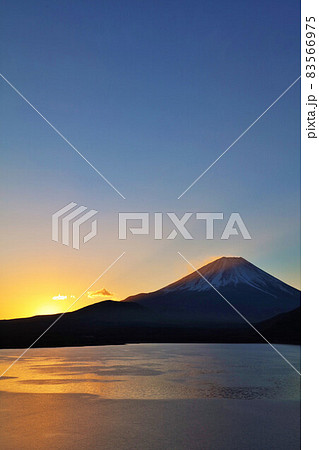 日の出前の富士山の写真素材