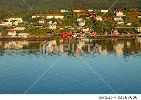 ノルウェー峡湾の海岸沿いの家並み 83567606