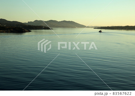 静かなノルウェー峡湾の海を行く 83567622