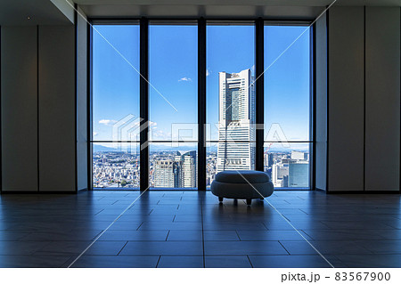 【神奈川県】ザ・タワー横浜北仲の展望室から見える横浜の街並み 83567900