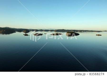 ノルウェー峡湾の湖面のような静かな海 83568274