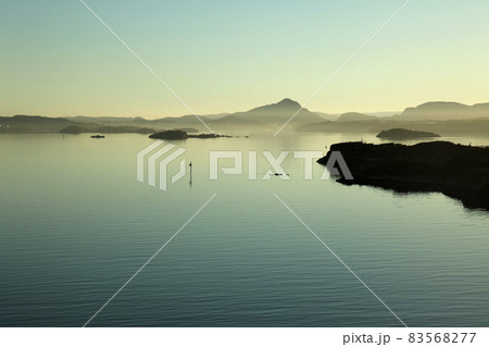 ノルウェー峡湾の湖面のような静かな海 ノルウェー峡湾の湖面のような静かな海 83568277