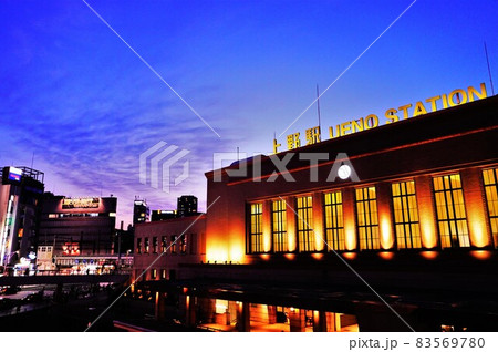 夕暮れ時の上野駅 83569780