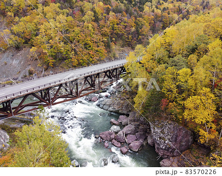 空撮 赤岩青巌峡の紅葉（北海道 占冠） 83570226