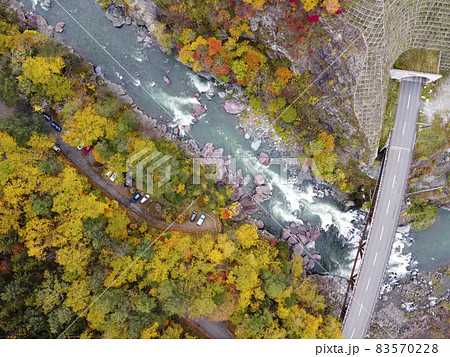空撮 赤岩青巌峡の紅葉（北海道 占冠） 83570228