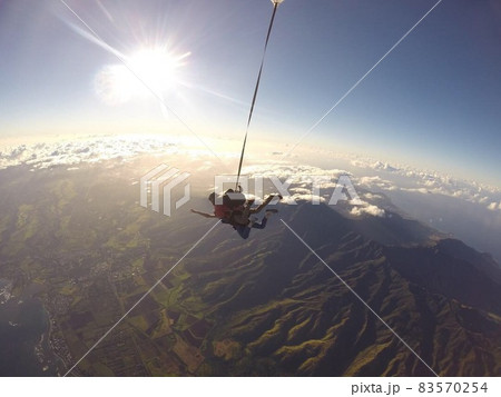 海外旅行できたハワイの大空でスカイダイビングの写真素材