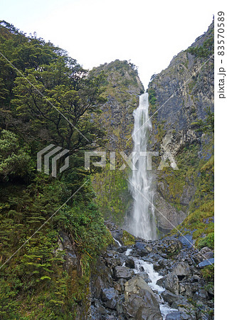 ニュージーランド　デビルズ・パンチボウル滝 83570589