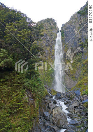 ニュージーランド　デビルズ・パンチボウル滝 83570590