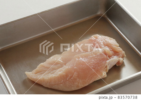 料理用バットに入っている鶏むね肉 83570738