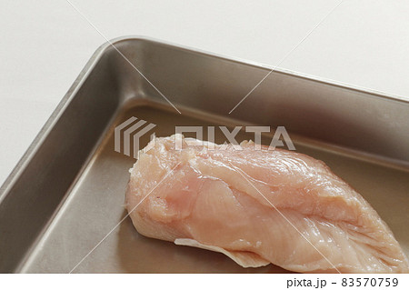 料理用バットに入っている鶏むね肉 料理用バットに入っている鶏むね肉 83570759