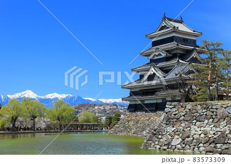 【長野県】桜満開の松本城と北アルプス 83573309