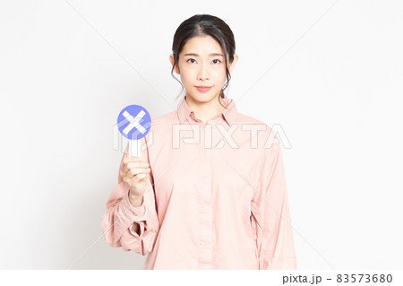 NGのプラカードを持っている女性 NGのプラカードを持っている女性 83573680