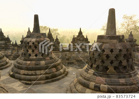 日の出時のインドネシアの世界遺産、ボロブドゥール寺院 83573724