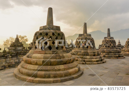 日の出時のインドネシアの世界遺産、ボロブドゥール寺院 83573725